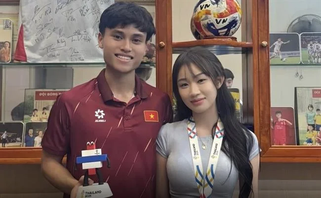 Vận động viên quần vợt đang giao bóng trên sân, minh họa cá cược quần vợt tại 89bet1 tải game